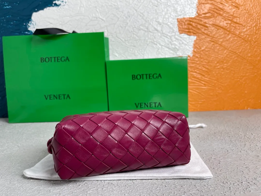 Batch 1160 BOTTEGA VENETA/Bottega 2021 new women's POUCH crossbody bag clutch, lntfecciato woven leather crossbody mini handbag, single internal open pocket, zipper closure, computer embroidered leather shoulder strap can be adjusted in length, model: 9896 Color: cinnabar red Origin: Italy Size: 17*12*8